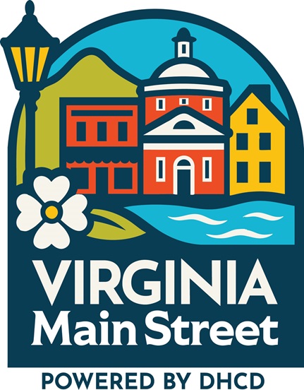 شعار الشارع الرئيسي في Virginia - كتلة بسيطة من المدينة تحتوي على 3 مبانٍ بجانب نهر، مع عمود إنارة وزهرة دوجوود على الجانب الأيسر. نص أبيض على خلفية زرقاء داكنة يقول: "الشارع الرئيسي في فرجينيا - مدعوم من قبل DHCD"