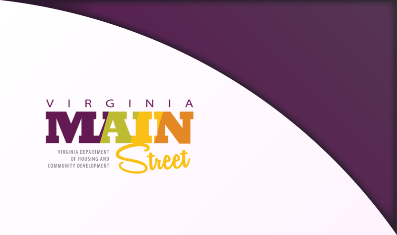 قوس أرجواني فوق خلفية بيضاء، ونص باللون الأرجواني والأخضر والأصفر والبرتقالي مكتوب عليه "Virginia Department of Housing and Community Development, Virginia Main Street".