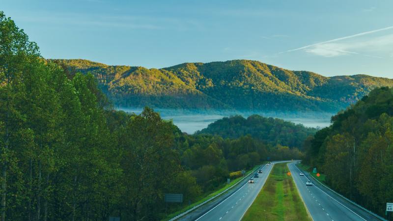 طريق ريفي يمر عبر جبال ضبابية مكسوة بالغابات في جنوب غرب Virginia