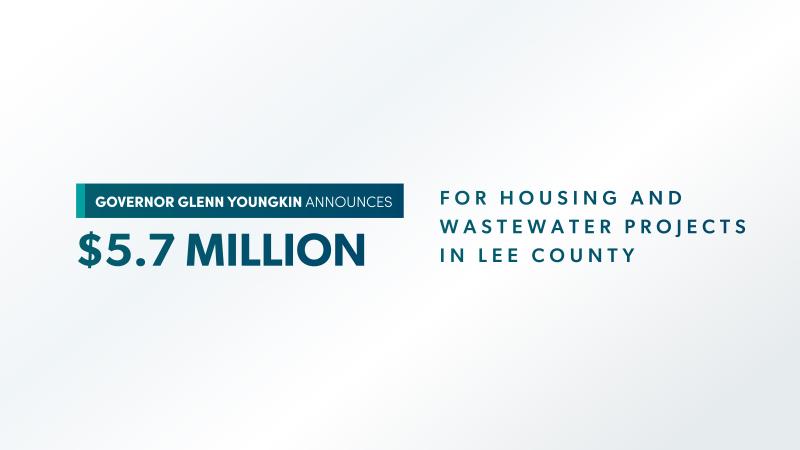 نص أزرق على خلفية بيضاء يقرأ: "الحاكم جلين يونغكين يعلن عن ‎$5.7" مليون دولار لمشاريع الإسكان والصرف الصحي في مقاطعة Lee [لي]